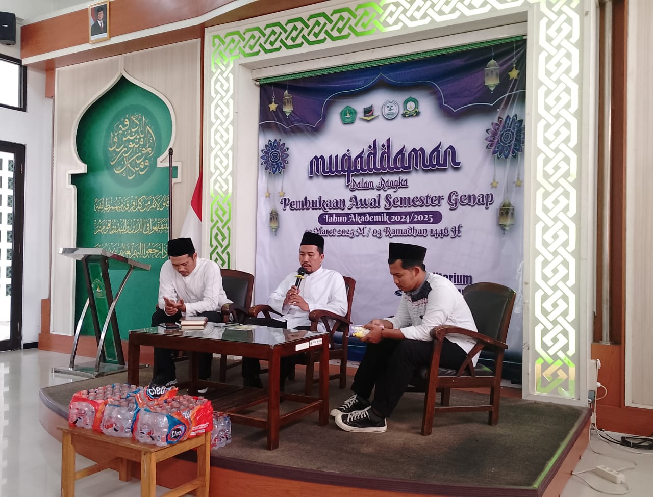 FEBI IIQ An Nur Buka Awal Semester Genap dengan Muqaddaman dan Penyerahan Penghargaan