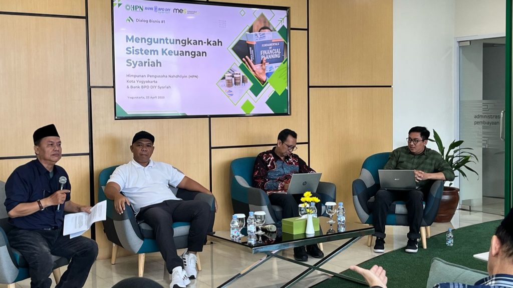 Diskusi BPD DIY Syariah - Dosen FEBI IIQ An Nur Diskusi Soal Bank Syariah Bersama HPN Kota Yogyakarta dan BPD DIY Syariah