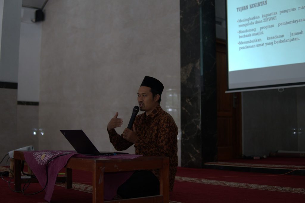 Pak Arif Pengabdian - FEBI IIQ An Nur dan LAZISNU DIY Gelar Pengabdian dalam Bentuk Pelatihan Keuangan Syariah Berbasis Masjid